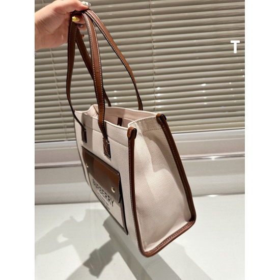 2023.11.17 P205 ❤️  Burberry's new Tote bag, whether it's for daily travel, both male and female, is super popular for gaming. The capacity of this camera bag is large enough [Rose] to make many babies scream, super practical, and high-quality. It's unbea