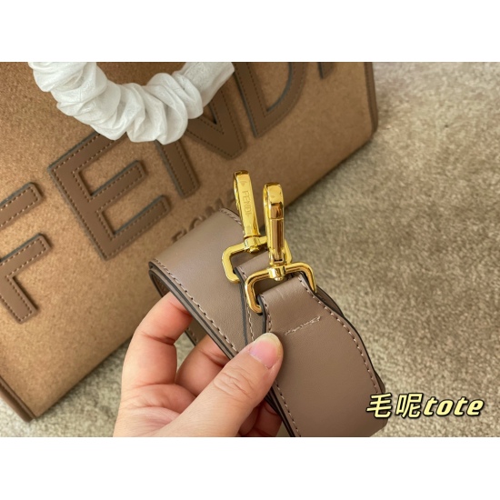 2023.10.26 250 No Box Size: 35 * 30cmF Home Fendi Peekabo Shopping Bag: Classic tote design! But the biggest feature of this one is: portable: crossbody! Handheld material of logs! Advanced, concise and grand!