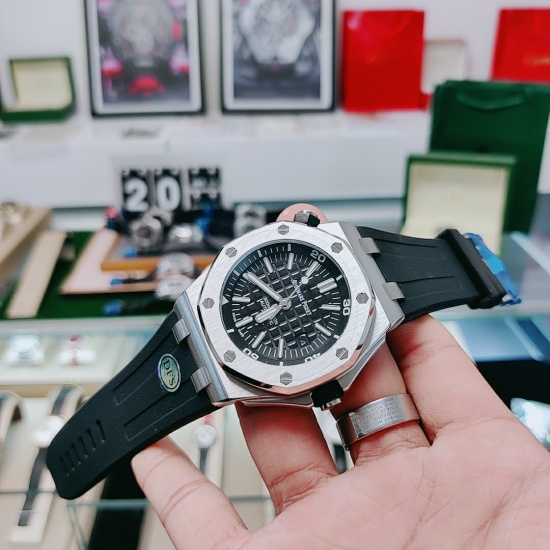 20240408 Real Price Sales Large and Preferential: The 320 Airbnb AP Royal Oak 15400 series, as the most basic model of the Royal Oak series, does not have any special functions. It only has three needles and a date display equipped with fully automatic ma