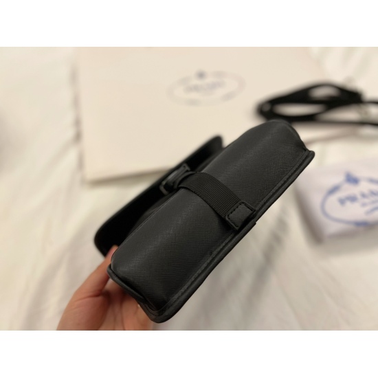 2023.11.06 175 box size: 20 * 16cmprad men/women mobile phone bag The size is just right! It's really a clothing artifact! It's just a blessing for men! Original nylon material! Waterproof and wear-resistant