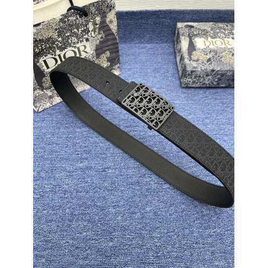 2024/03/06 Dior 550 3 This 5cm 30 Montaigne Avenue belt draws inspiration from the eponymous handbag and was a new product in the autumn of 2023. Crafted with black smooth cow leather, it has a soft texture and an elegant design, adorned with a shiny new 