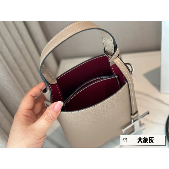 On September 3, 2023, the 190 box size: 15 * 16.5cm TODS milk tea bucket bag is truly fragrant! TODS's new bucket bag combines beauty and capacity, making it a cute little outfit! But it's really convenient to go out everyday with a cross body and a hand.
