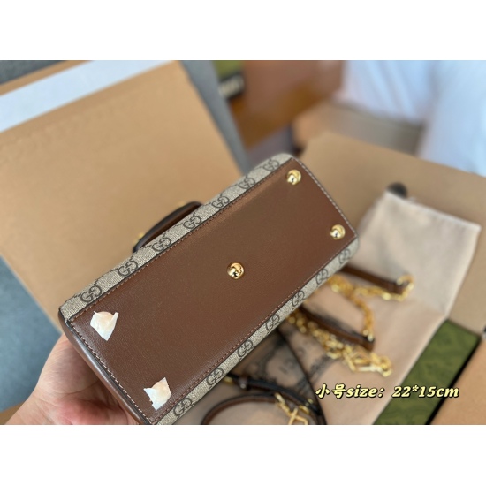 2023.10.03 250 260 gift box ➕ Aircraft box size: 28 * 20cm (large) 22 * 15cm (small) GG handle1955 Handpicked item 1955 family has added a heavy member to the handheld design, adding a refined and elegant feeling ⚠️ Paired with two shoulder straps