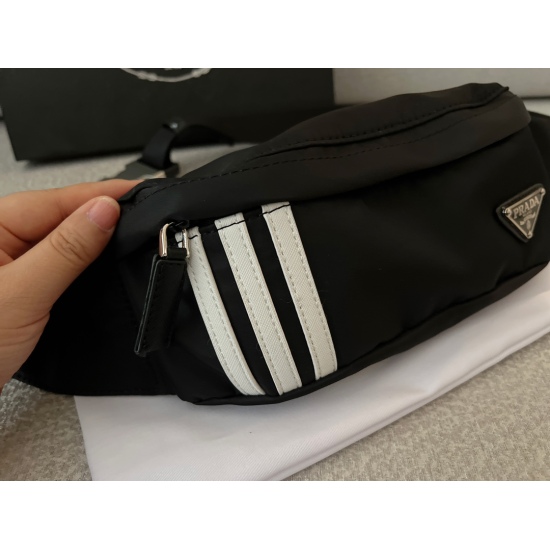 2023.11.06 180 box size: 26 * 11cm Launch PradaxAdidas Co branded Bag with Genuine Fragrance for Boys and Nice Back! The girl's back is super handsome! Search Prada Waistpack