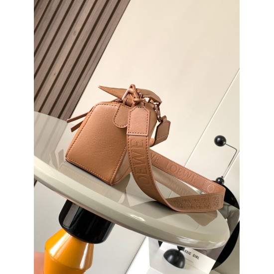 20240325 P730 [Genuine Leather] Geometry Bag Mini 18CM Wide Shoulder Strap Embossed Puzzle Handbag Original Factory Imported Calf Leather Flat Pattern Luo Family Popular Geometry Bag Puzzle Handbag is the first handbag launched by Creative Director Jonath