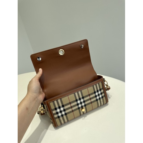 On March 9, 2024, the P780 B Home Note classic plaid stick bag features a single shoulder and underarm crossbody bag. The bag body is made of Vintage vintage plaid eco-friendly canvas and smooth Italian tanned leather, with high recognition of classic pla