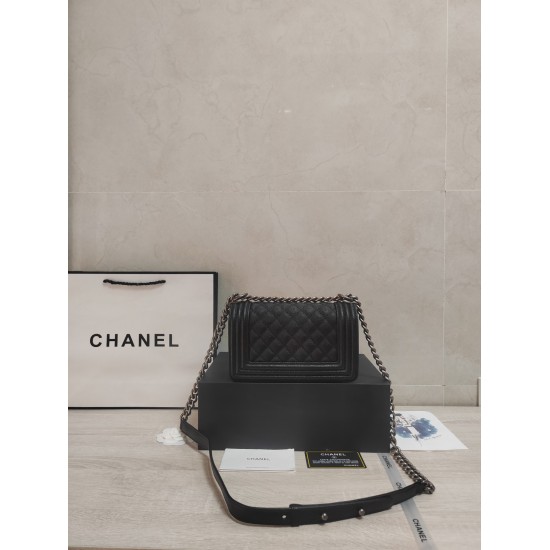 On July 10, 2023, the small Chanel is made of imported ball patterned cowhide [lightning] with thickened electroplated hardware accessories. The workmanship is comparable to the original single bottom, which can be pinched and rebounded without any marks.