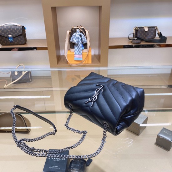 On October 18, 2023, p185 Ysl Saint Laurent Square Fat Boy Mini Postman Bag is cute and has a considerable capacity. The interior design is also very reasonable. The bag is made of calf leather, with a rough texture and excellent upper body effect. It is 