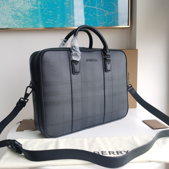 On March 9, 2024, the original P700 Burberry new slim briefcase is crafted with plaid and Italian tanned leather, decorated with the brand logo design. Can create a handheld design, or use detachable shoulder straps for carrying. At least 30% of the main 