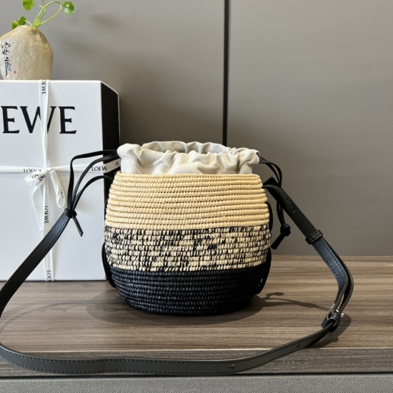 20240325 Original Order 960 Premium 1070 Coconut Fiber and Cow Leather Honeycomb Basket Handbag Woven Basket Bag, equipped with cowhide shoulder straps that thread through the entire honeycomb shaped body. This gradient version is made of wine coconut fib