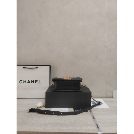 On July 10, 2023, the small Chanel Chanel adopts imported sheepskin [lightning] thickened electroplating hardware accessories. The workmanship is comparable to that of the original order, and the bottom can be pinched and rebounded without any marks. It i