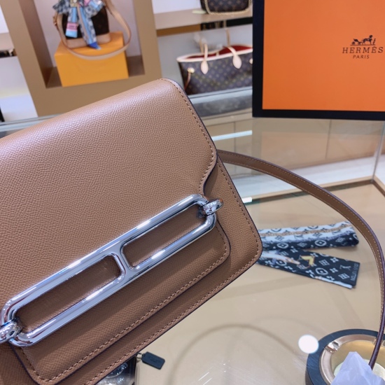 On October 29, 2023, the P200 hermes roulis bag is designed to be very attractive and is a relatively low-key item within the Herm è s bag. Friends who do not like the large Hlogo can consider purchasing this one, which is very practical and is particular