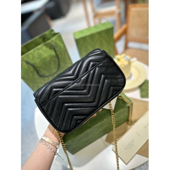 2023.08.14 p Folding Gift Box Packaging GG Marmont Series Chain Bag (with Card Bag) This mini chain card bag comes with a chain shoulder strap, made of iconic white quilted V-shaped leather, and comes with a detachable black contrasting leather card clip 