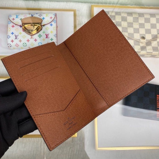 20230908 Louis Vuitton] Top of the line exclusive background M64502 vintage size: 10.0 x 14.0 x 2.5 cm, a modern traveler's favorite accessory. This coated canvas passport case combines fashion and practicality. Equipped with four credit card slots and tw