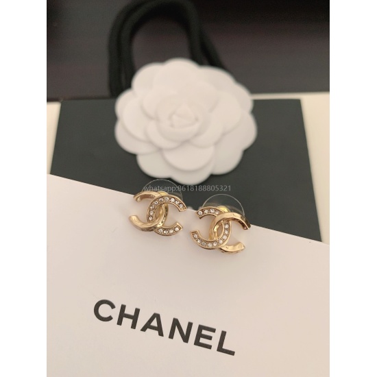 2023.07.23 ch * nel's latest classic half drill cc earrings are made of consistent Z material