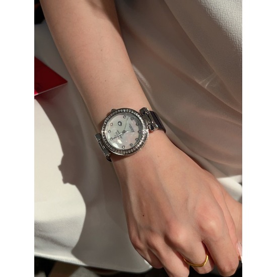 20240417 350 New Omega Butterfly Series Watch # The case is made of precision steel and Swarovski real diamonds. The dial adopts vertical wire drawing technology, and the bezel uses 2 * 2 square stone Swarovski diamonds. The side of the case is adorned wi