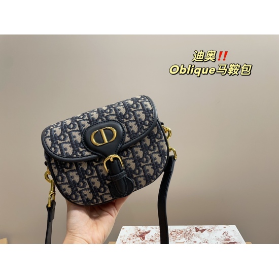 On October 7, 2023, the p190 foldable box is large in size 23.15p180 foldable box is small in size 19.10 baby. The same original CD dior postman bag is a vintage original metal accessory that can be worn on the shoulder or on the crossbody. The 19SS DIOR 