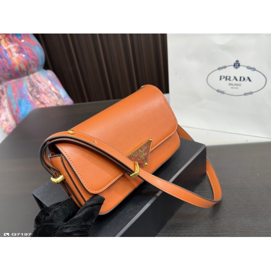 2023.11.06 185 folding box ⚠ Size 21.13 Prada PRADA Underarm Bag is adorable! With her strength, she is a fashionable and refined girl with a simple yet sophisticated texture