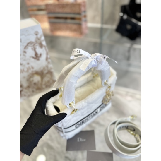 On October 7th, 2023, Dior Princess Embroidery Bag was originally a top-level p360DiorLady Life furry embroidery limited edition bag. In Venice, Macau, a 2022 new Lady life milky white Dior constellation embroidery bag was introduced, which can cure all d