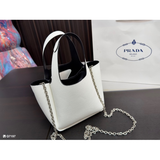 2023.11.06 200 gift box size: 17 * 15cmprad Prada vegetable basket counter Tote leather handbag ✔ Cowhide quality ✔ Leather wrapped magnetic buckle main compartment ✔