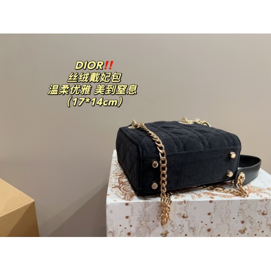 2023.10.07 P210 folding box ⚠ The size is 17.14 Dior Dior velvet princess bag, with a stunning texture. The upper body is really a lady, and it has too much texture. Don't be too absorbent when shopping daily