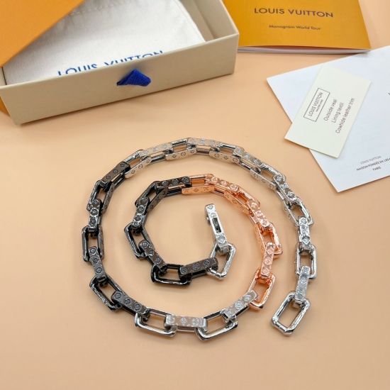2023.07.11  Bamboo Chain Necklace This Monogram Chain necklace showcases the fusion of complex design and rugged style in the new season: rugged chain links release industrial atmosphere, Monogram inscriptions add classic elements, and contrasting colors 