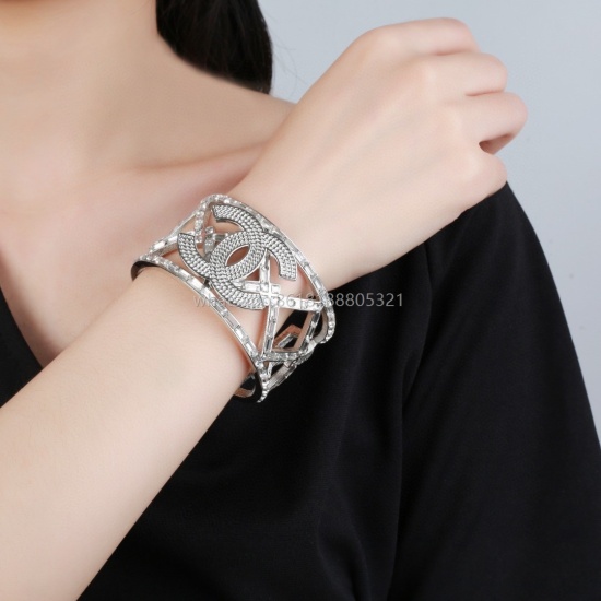 2023.07.23 Xiaoxiang Chanel New Double C Bracelet ✨ Every detail is meticulously crafted, and this design is very beautiful. This is truly super beautiful, super immortal, and exquisite. It's a must-have for little sisters