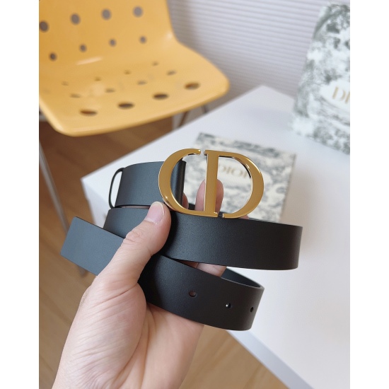 On October 14, 2023, the Dior waistband features a retro gold decorative metal CD buckle, which is slim in style and can be paired with skirts, pants, or dresses to enhance the body shape. Belt width: 3.0cm