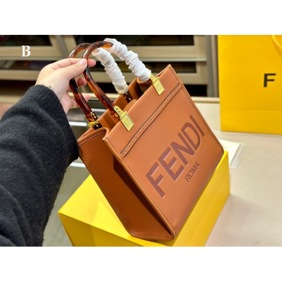 2023.10.26 220 with foldable box size: 23.23cm Fendi Fendi peekabo shopping bag: classic tote design! But the biggest feature of this one is: portable: crossbody!