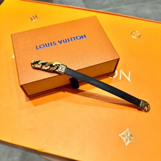 20240401 90 yuan matching picture original packaging LOUIS VUITTON official website M6784E MONOCHAIN REVERSO bracelet. ✨ This Monochain Reverso bracelet interprets Virgil Abloh's fashion code with a bold double-sided design. The classic Monogram Eclipse c