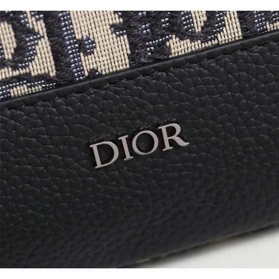 This Dior Explorer handbag, 20231126 610, draws inspiration from the timeless messenger bag classic logo and reinterprets a high-end style version. Crafted with iconic beige and black Oblique printed jacquard fabric, featuring multiple logos and 