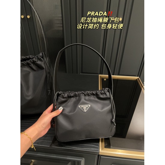 2023.11.06 Large P175 ⚠️ Size 36.31 Small P170 ⚠️ Size 23.20 Prada nylon drawstring underarm bag material is durable and wear-resistant, with a simple design. The bag is lightweight and easy to use for daily use. The black evergreen upper body is cool! Fa