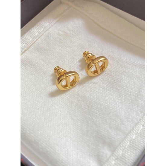 July 23, 2023 Z ⚠ High quality details as shown in the picture! This season, classic CD earrings will be included, with a matte texture mini that is small and exquisite, perfect for daily pairing. It is simple and durable, and will never go out of style. 