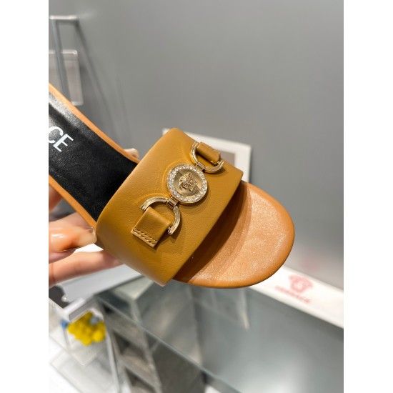 July 16, 2023 Versace officially synchronized the latest counter: 1:1 last molding, fabric cowhide, lining sheepskin, padding goat leather, flat bottom ex factory price: high heel ex factory price: real leather bottom ex factory price:+30 (35-43 yards)