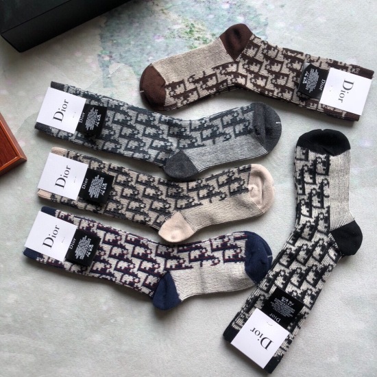 2024.01.22 Dior ❗ D family's new mid length women's socks ❗ A box of five pairs of synchronized stockings at the counter, featuring the super classic D family logo that never tires of being watched ❗ Made of pure cotton material, double needle and double 
