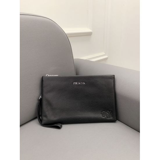 2023.11.06 P150 Prada Cowhide Handheld Bag Card Wallet Multi functional Men's Bag adopts exquisite inlay craftsmanship, and the actual photo is taken of the original factory fabric delivery receipt gift box, which is 26 x 18 cm.