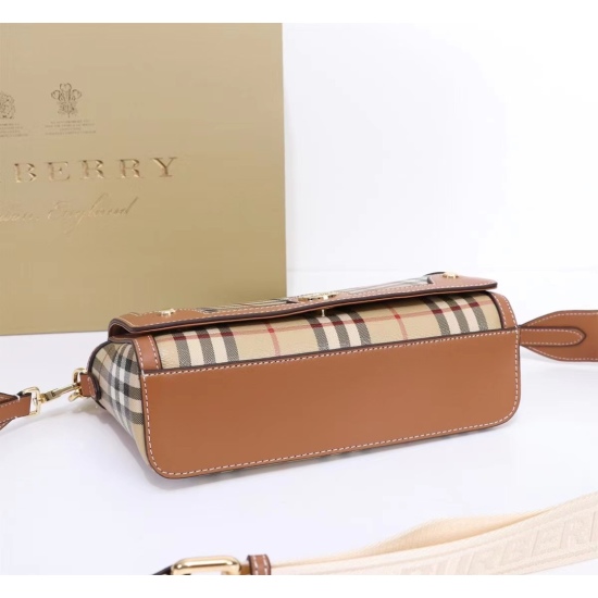 2023.07.20 Burberry B Home Counter New! The irresistible temptation of the new package comes in classic colors and birch brown plaid, paired with leather thin handles and letter wide shoulder straps. It's a perfect spring/summer package, so get started. S