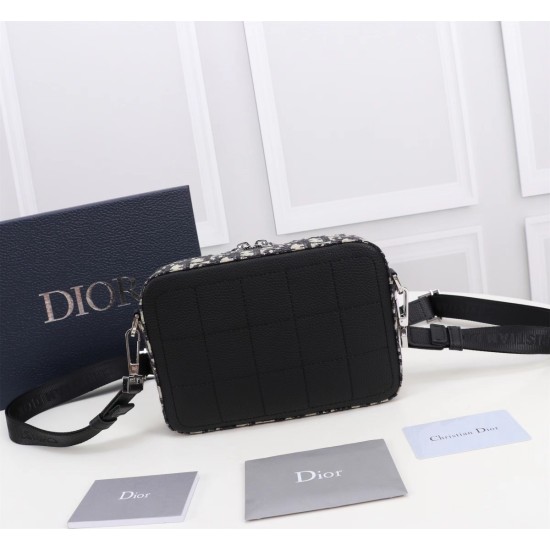 20231126 520 counter is a genuine and top quality Dior men's homme camera crossbody bag available for sale. Model: 1SFPO101 (denim fabric) Size: 22 * 15 * 5cm Physical photo taken, same as the product. Heavy gold genuine printing and reproduction of impor