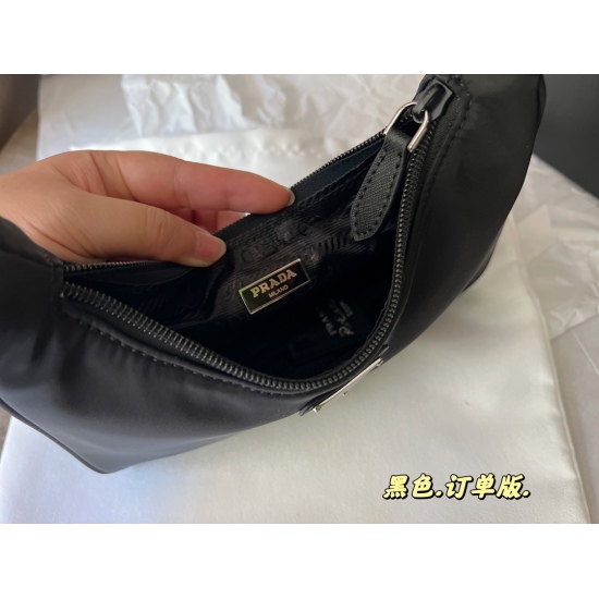 2023.11.06 140 matching box (Korean order) size: 22 * 13cmprad hobo nylon underarm bag, seeing the actual product is truly perfect! packing ✔ The design is super convenient and comfortable!