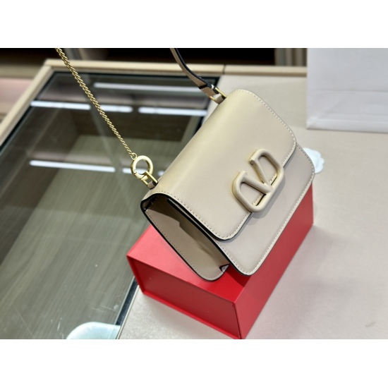 2023.11.10 210 box size: 18.14cm Valentino new product! Who can refuse Bling Bling bags, small dresses with various flowers in spring and summer~It's completely fine~