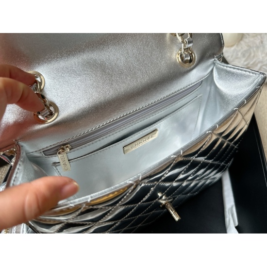 295 box size: 25 * 19cm Xiaoxiangjia 24C patent leather backpack, this is really beautiful! The color is just right, not too flashy, not too flamboyant, it's very easy to dress up! ⚠️ And there are also little stars ⭐ Oh!