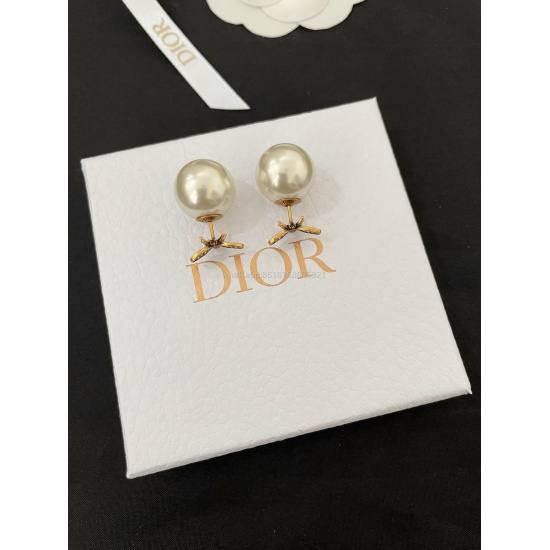 2023.07.23 High quality details as shown in the picture. We produce bee earrings in stock and send them in seconds ❗❗ D! Or bees with diamond pearl earrings, the color of the beads is accurate, with white and green beads. I heard it's super hot ❗