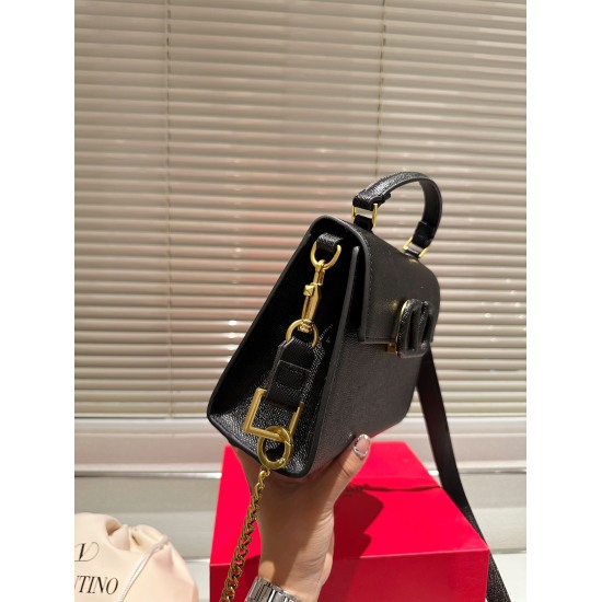 2023.11.10 P215 box matching ⚠️ Size 21.15 Valentino VSLING rhinestone handbag unlocks fashionable charm cool and cute The most beautiful girl in the whole street