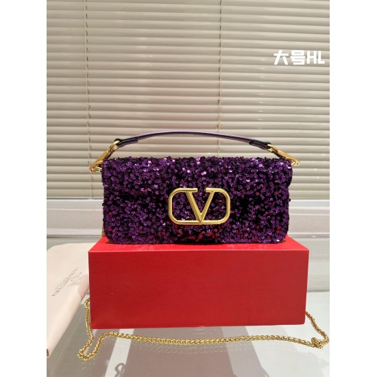 2023.11.10 P215 130 box matching ⚠️ The size of the 27cm 20cm Valentino sequin bag has a stunning effect on the upper body. It is high-end yet not rigid, and the beauty is all in it. When attending a banquet or evening party, it is important to choose Shi