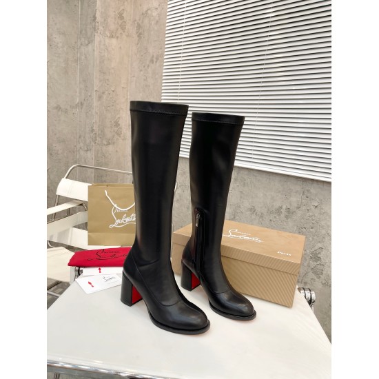 20240403 P315 yuan: Christian Louboutin (CL) will launch a new heavyweight thick heel elastic ankle boot in 2023, which is classic and exquisite, with smooth and delicate lines. Comes with a 70mm square heel. Depending on the occasion, pull it up to the c