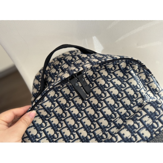 260 Unpacked Upgraded Travel Golden Week ✈️ Size: 30 * 42cmD, a vintage style backpack that is super comfortable to carry. It's cute and adorable! The black and navy blue obique pattern embroidery thread has a texture! Search for Dior