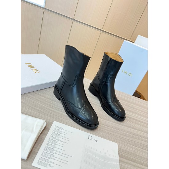2024.01.05 Dior 2023ss Retro British Style Block New Short Boots Xuan Style Versatile Slim Feet YYDS. The design is three-dimensional and full, handsome and comfortable to wear. It is a very retro style, full of aura, and has a very innovative design styl