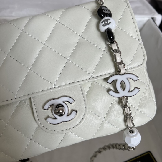 On July 20, 2023, Chanel23p Enamel Button Love Square Fat Man is a soft and delicate sheepskin that is cute and has a particularly beautiful upper body effect. The black and white love, double clogo, and gem shaped enamel decoration are adorned on the sho
