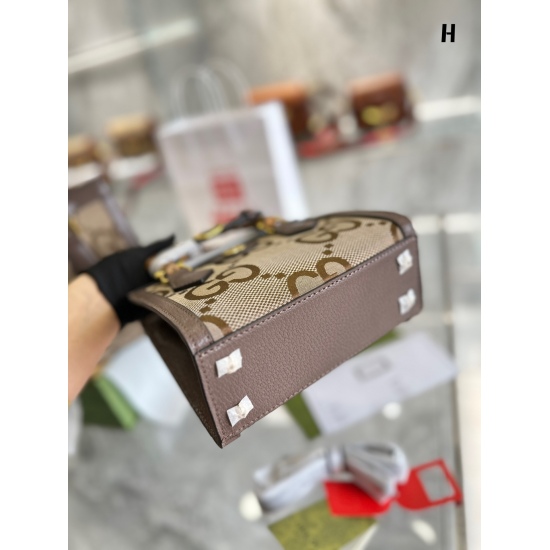 On March 3, 2023, p235p240, the latest collection of Kuqi's large logo series bamboo joint portable GucciDiana shopping bags, this one has a strong retro charm and excellent upper body effect, mainly using exquisite and special hardware to enhance the ove