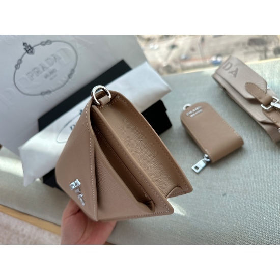 2023.11.06 200 box size: 20 * 13.5cm Prada envelope pack in three! ⚠️ The quality is super good!! A large bag similar to a dumpling bag, combined with a small bag and a wide shoulder strap, instantly created N matching methods in my mind, which is very ve